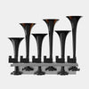 Système de klaxon pneumatique à six trompettes noires, compatible 12V/24V pour camion ou poids lourd, design robuste et moderne.